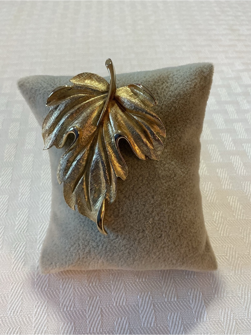 Lisner Signed Oak Leaf Gold Tone Textured Maple Oak Leaf Brooch